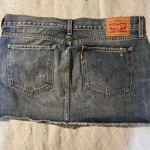 Womens Levi mini skirt NWOT size 29